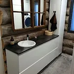 Upea Kelohirsihuvila Rannalla, Myoes Poreamme! Villa *