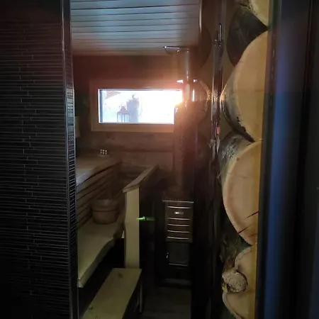 Upea Kelohirsihuvila Rannalla, Myoes Poreamme! Villa