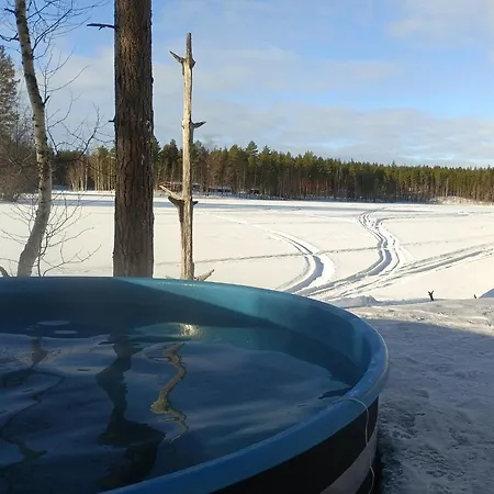 Upea Kelohirsihuvila Rannalla, Myoes Poreamme! Villa *