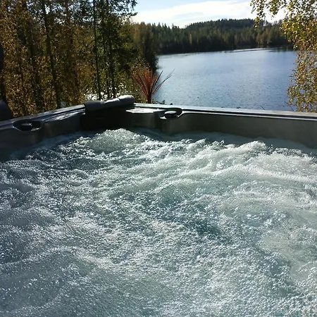 Villa Upea Kelohirsihuvila Rannalla, Myoes Poreamme! *