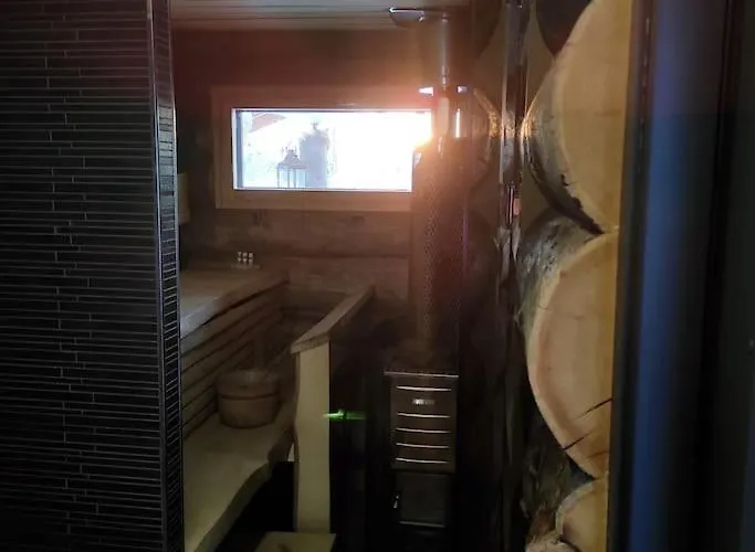 Upea Kelohirsihuvila Rannalla, Myoes Poreamme! Vila